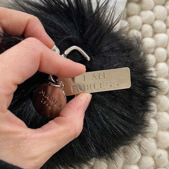 Marei1998 black faux fur keychain pouf - Picture 3 of 4